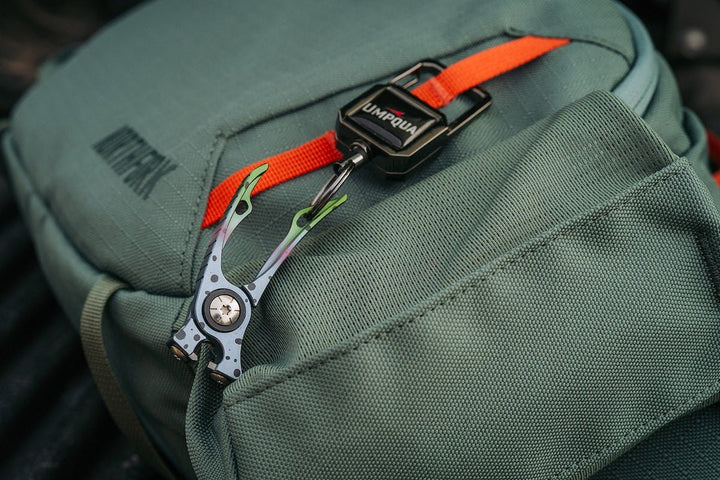 Umpqua - RiverRun Nipper w/Retractor - Artist Series - On Water Accessories - Fly Fish Food
